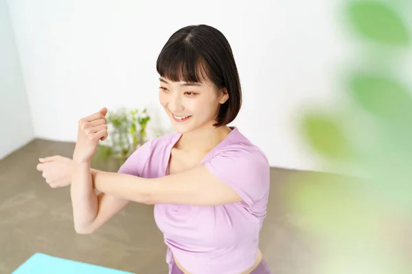 Asiatische Junge Frau Macht Yoga Und Flexible Übungen — Stockfoto