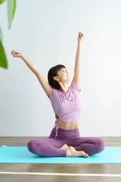 Asiatisk Kvinna Som Tar Ett Djupt Andetag Mellan Yoga — Stockfoto