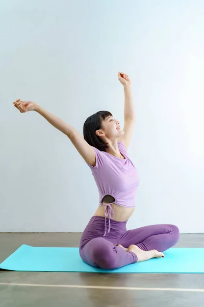 Asiatin Nimmt Einen Tiefen Atemzug Zwischen Yoga — Stockfoto