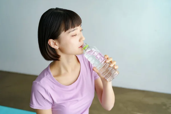 Asiatique Jeune Femme Hydratant Dans Sportswear Intérieur — Photo