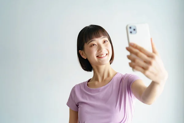 Eine Frau Blickt Sportkleidung Auf Einen Smartphone Bildschirm — Stockfoto
