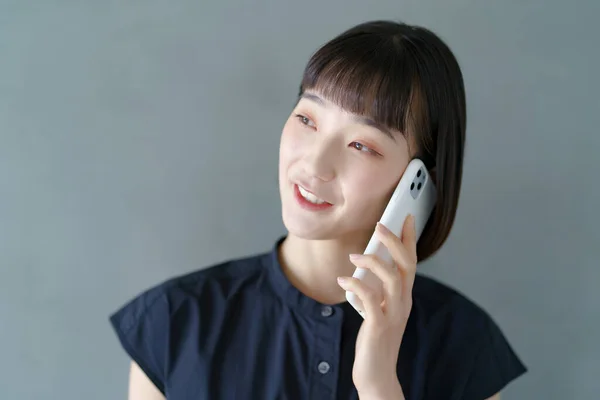 Eine Frau Die Auf Einem Smartphone Mit Einem Lächeln Spricht — Stockfoto