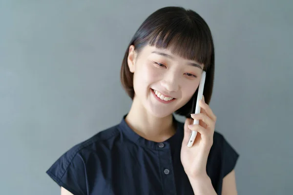 Eine Frau Die Auf Einem Smartphone Mit Einem Lächeln Spricht — Stockfoto
