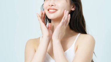 Güzel cilt parlatıcısı olan genç bir kadının güzel görüntüsü.