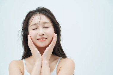 Islak bir atmosferi olan Asyalı siyah saçlı kadın.