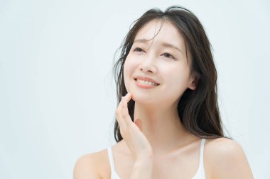 Islak bir atmosferi olan Asyalı siyah saçlı kadın.