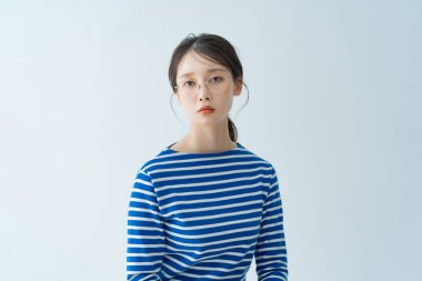 İçeride gözlük takan Asyalı genç bir kadın.