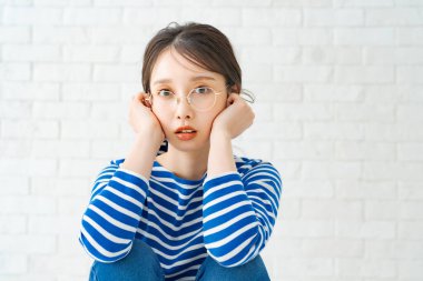 Heteroseksüel bir kadın gözlük takıyor.