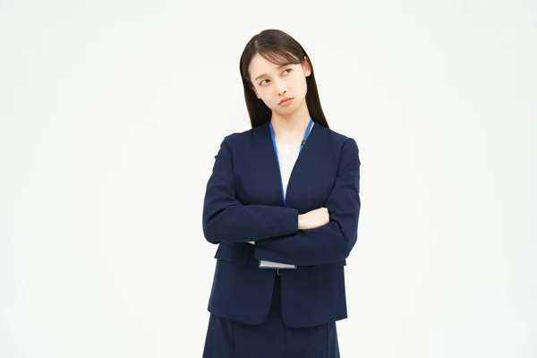 Eine Geschäftsfrau Mit Verdächtigem Blick Und Weißem Hintergrund — Stockfoto