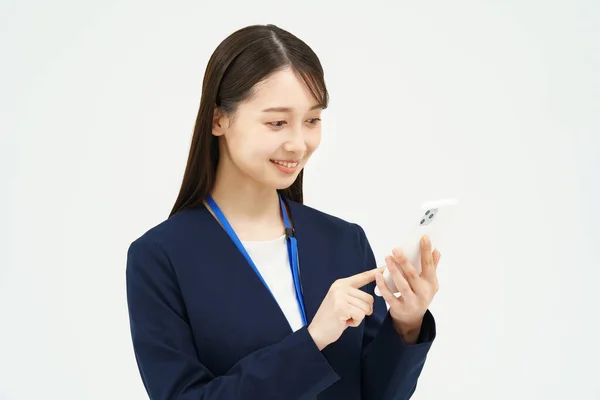 Una Mujer Con Traje Operando Teléfono Inteligente — Foto de Stock