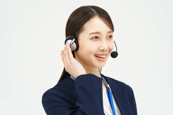 Mujer Asiática Traje Con Auriculares — Foto de Stock