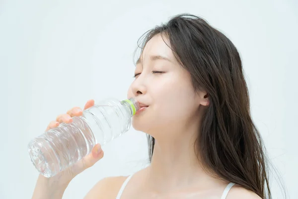 Mujer Bebiendo Agua Una Botella Plástico Interior — Foto de Stock