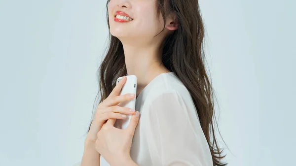 Uśmiechnięta Kobieta Trzymająca Smartfona Środku — Zdjęcie stockowe