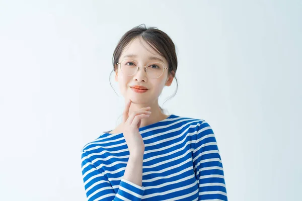 Metal Gözlüklü Beyaz Arka Planlı Genç Bir Kadın — Stok fotoğraf