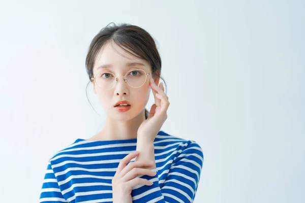 Asiática Joven Mujer Usando Gafas Interior —  Fotos de Stock