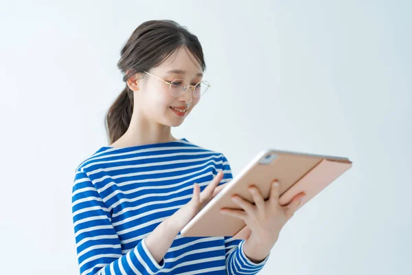 Junge Frau Blickt Auf Den Bildschirm Eines Tablet Pcs — Stockfoto