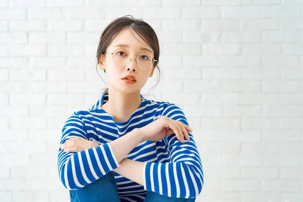 Een Vrouw Met Een Recht Gezicht Die Een Bril Draagt — Stockfoto