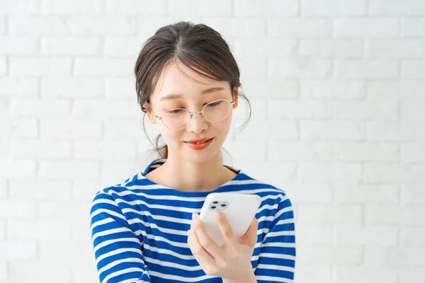 Lächelnde Frau Mit Brille Und Smartphone — Stockfoto