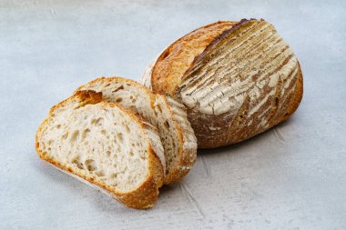 Ekmekler daha kolay yemek için kesilmiş. 