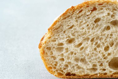 Ekmekler daha kolay yemek için kesilmiş. 