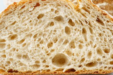 Ekmekler daha kolay yemek için kesilmiş. 