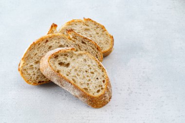 Ekmekler daha kolay yemek için kesilmiş. 