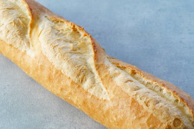 Gri masaya yerleştirilmiş ekmek