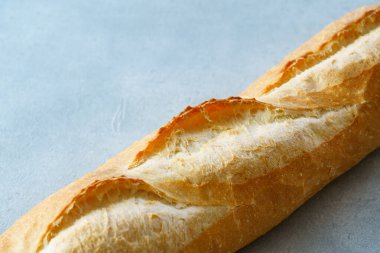 Gri masaya yerleştirilmiş ekmek