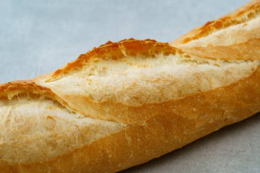 Gri masaya yerleştirilmiş ekmek