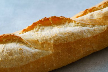 Gri masaya yerleştirilmiş ekmek