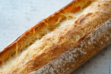 Gri masaya yerleştirilmiş ekmek