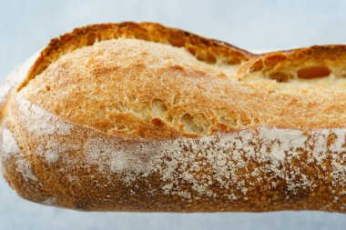 Gri masaya yerleştirilmiş ekmek