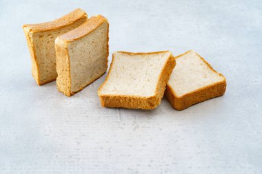 Masaya tam tahıllı ekmekler.