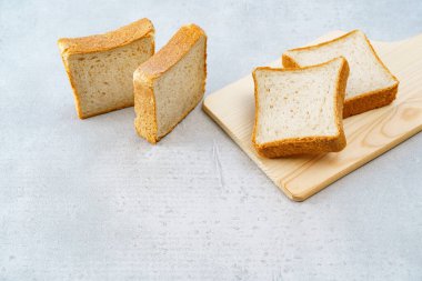 Masaya tam tahıllı ekmekler.