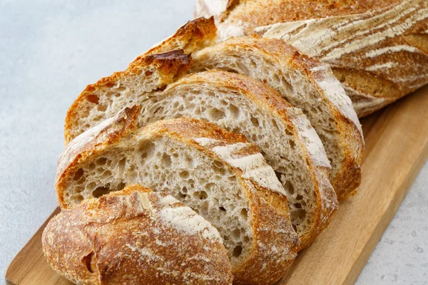 Chléb Který Byl Krájen Umístěn Řezací Desce — Stock fotografie