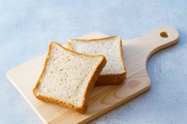 Masaya tam tahıllı ekmekler.