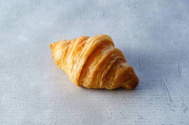 Kruvasan gri masaya kondu.