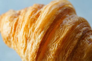 Kruvasan gri masaya kondu.