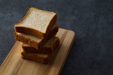 Kesme tahtasına tam tahıllı ekmek.