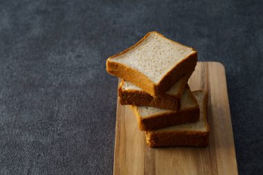 Kesme tahtasına tam tahıllı ekmek.