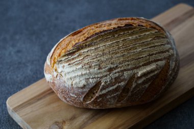 Ekmek ve kesim tahtası siyah bir masaya yerleştirildi