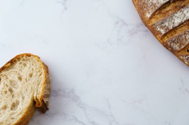 Ekmekler daha kolay yemek için kesilmiş. 