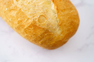 Gri masaya yerleştirilmiş ekmek