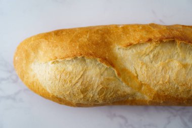 Gri masaya yerleştirilmiş ekmek