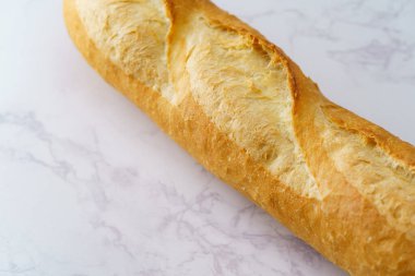 Gri masaya yerleştirilmiş ekmek