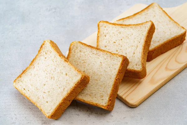 Masaya tam tahıllı ekmekler.