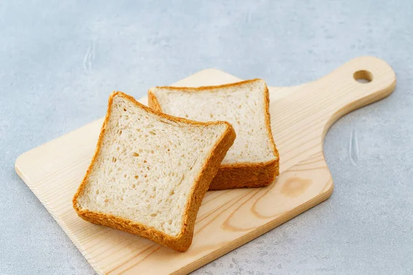 Masaya tam tahıllı ekmekler.