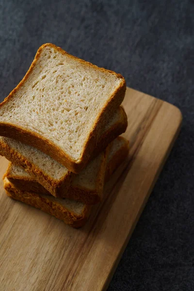 Pão Com Grãos Integrais Colocados Sobre Uma Tábua Corte — Fotografia de Stock