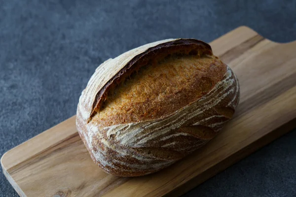 Bread Cutting Board Placed Black Table — ストック写真