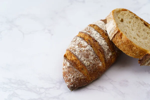 食べるのを容易にするために切断されたパン — ストック写真